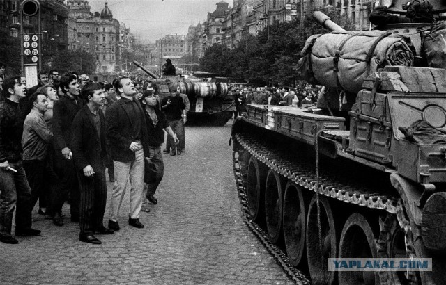 Знаменитое фото: Семья встречает пилота из плена - неожиданная история