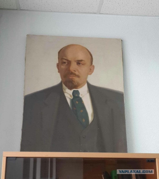 Портрет Путина в Лифте