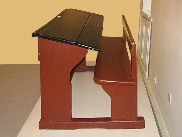 Ачинская учительница заставила 10-летнюю девочку сидеть на уроках босиком