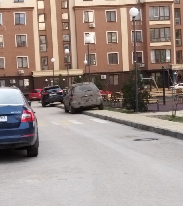 "Уютный" двор под окнами жилых домов в районе Путилково (ближнее Подмосковье)
