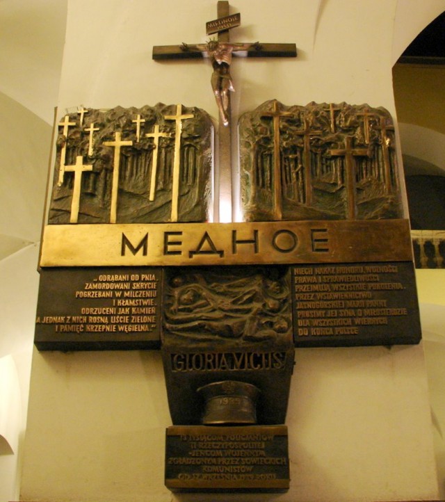 С мемориала Катынь убрали флаг Польши
