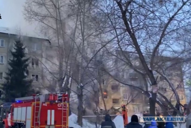 Жильцам дома в Новосибирске мошенники накануне взрыва установили шланг для воды вместо газового