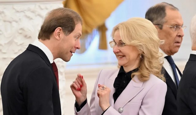 Над  ̶к̶е̶м̶ чем смеётся Медведев?