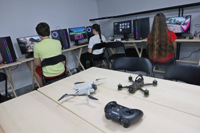 Школьники Львова на уроке "Защита Украины" начали тренироваться управлять дронами