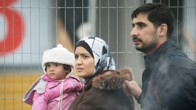 Фадеев: мигранты, дети которых не ходят в школу, не должны оставаться в России