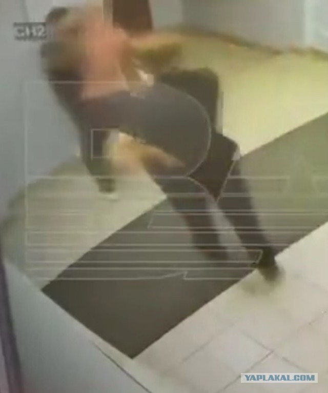 Огромный накачанный полуголый мужчина ворвался в отделение полиции в Орске и настучал нескольким сотрудникам