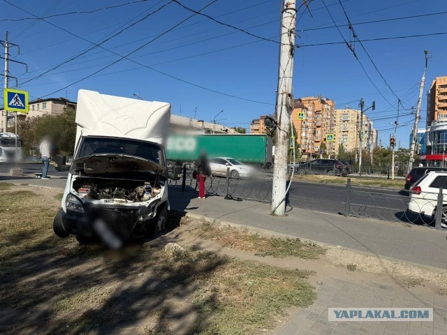 Лада выбила Газель на пешеходов.