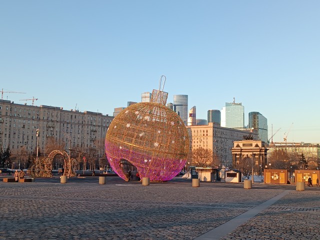Москвичам к отключениям интернета добавили новогодний декор
