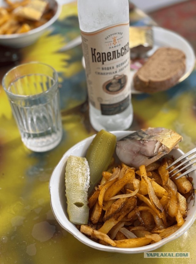 Картофель жаренный на сале с луком и чесноком