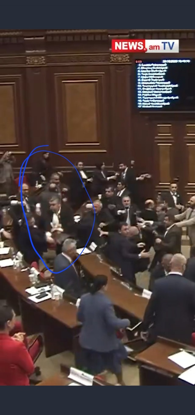 Стенка на стенку: армянские депутаты снова подрались в парламенте