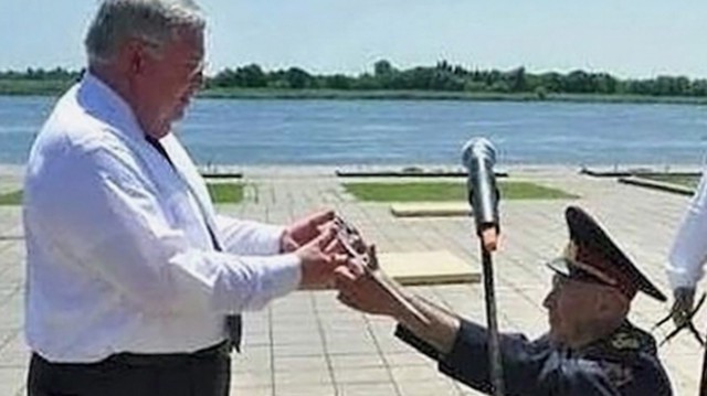 Украина. Как учат встречать погибших героев.