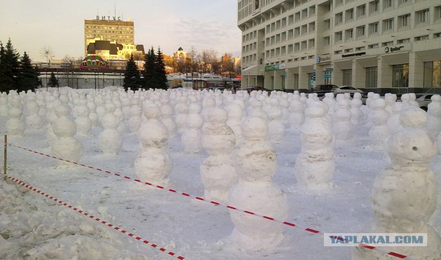 В Омске +1 и снег...Появилось много снеговиков