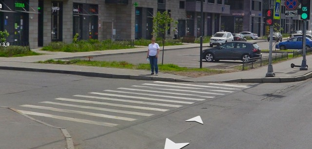В Петербурге таксист снес девятиклассницу на самокате: у школьницы переломы