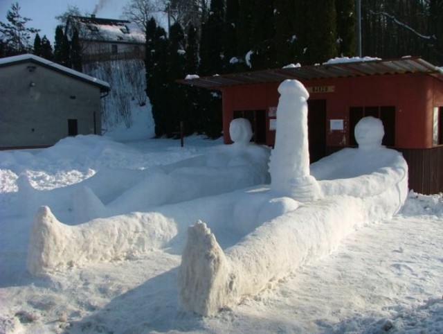 Неприличная скульптура из снега.