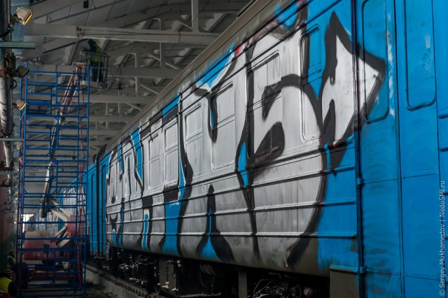 Банда уличных художников расписала электричку