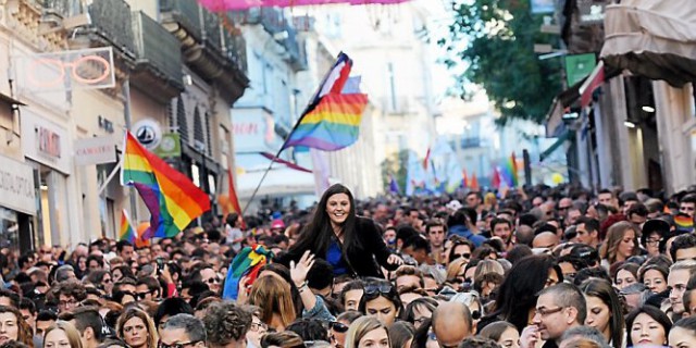Десятки тысяч парижан вышли на марш против однополых браков