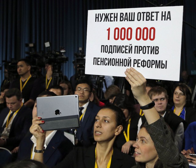 "Несанкционированный митинг" на пресс-конференции Путина