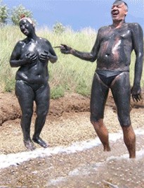Фотожаба: Пляжники у нефтяного танкера