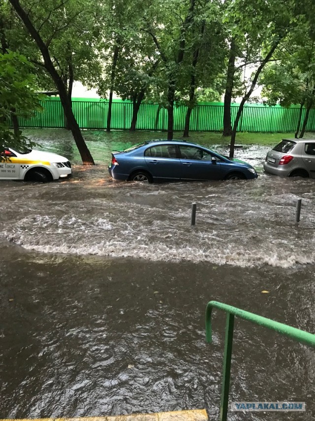 На Москву снова обрушился сильный ливень с градом