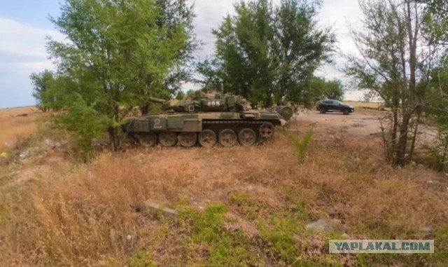 Учили танцевать и потеряли: в Волгограде на заброшенном аэродроме обнаружили боевой танк