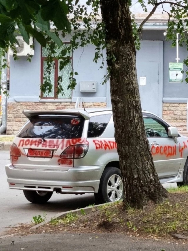 В Пскове мужчине разрисовали машину за громкую музыку ночью