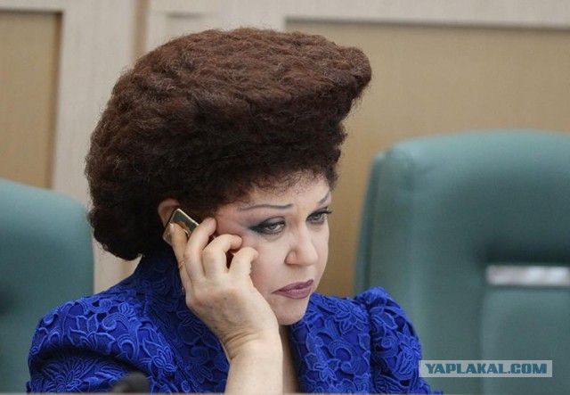 Депутат пришла на заседание с венком на голове