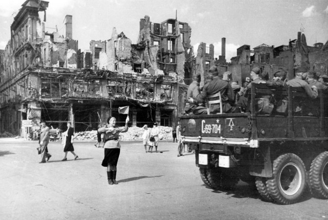 Фотографии связанных с историей Красной и Советской Армии.