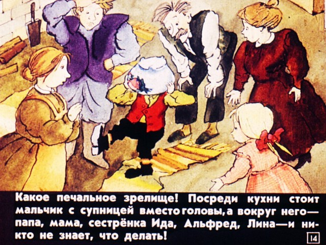На фото — плачущий рыцарь из Находки. Мальчик надел необычный шлем, а вот снять не смог.
