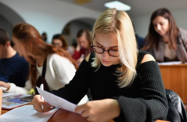 В Санкт-Петербурге ввели единовременную выплату в размере 100 тыс. рублей для студенток очной формы обучения за рождение ребенка