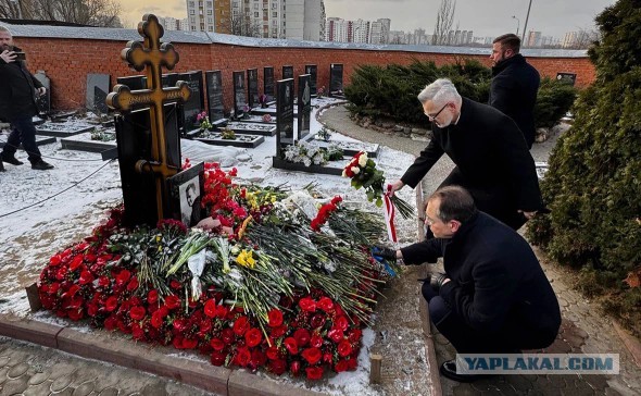 Послы США, Великобритании и стран ЕС возложили цветы к могиле Навального