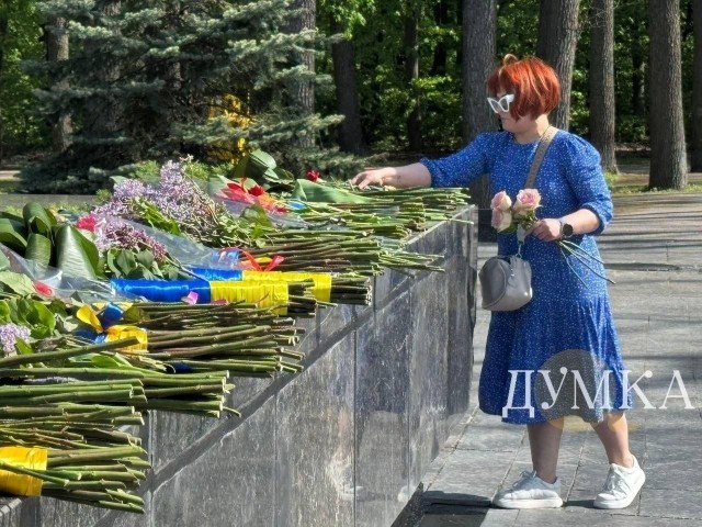 В Харькове  люди несут цветы к мемориалу погибшим советским воинам