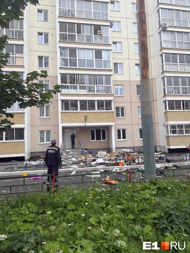 В Екатеринбурге неадекватная соседка выбросила все из квартиры и выпала с балкона