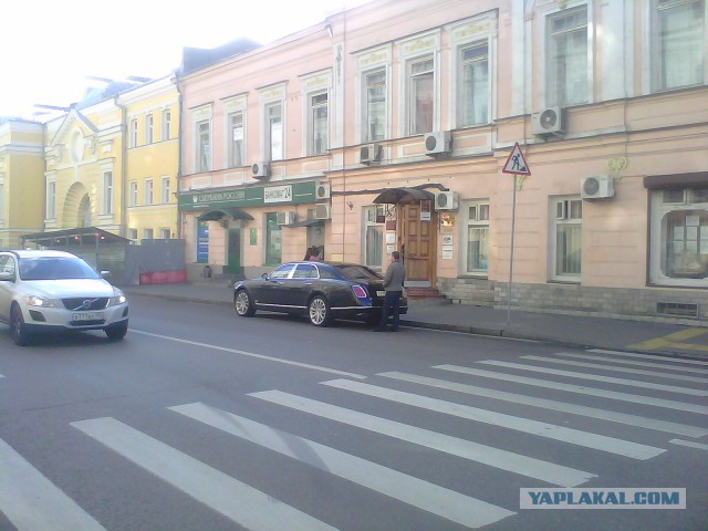 Девочка на белом Мерседесе