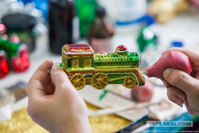 Треш-фабрика елочных игрушек