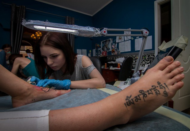 Как делается татуировка - специально для девушек