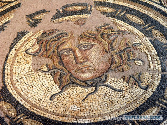 Археологами найдена древняя, 2000-летняя мозаика