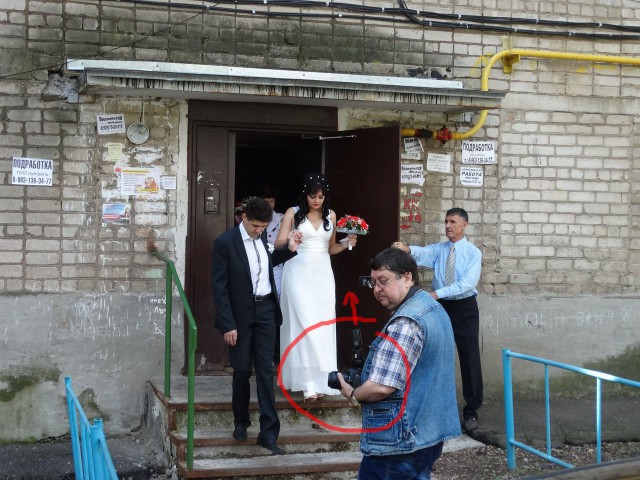 Фотографа-бракодела хотят засудить молодожены
