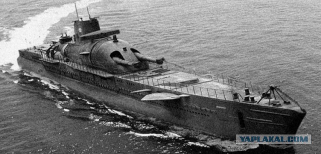 " Веселый Роджер" над субмариной