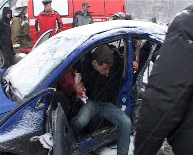 Mitsubishi Lancer Evo и его друг столб (3 фото)