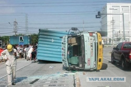 Перевернулся контейнеровоз (7 фото)