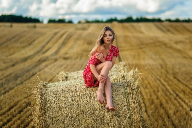 Девушки и сено... и солома