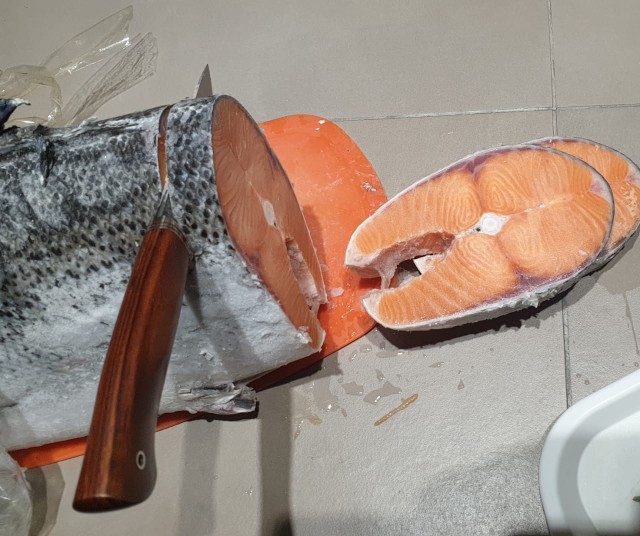 Арктический голец полу-горячего копчения.