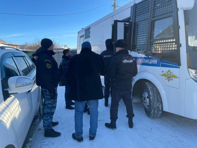 Силовики нагрянули в цыганский табор в Екатеринбурге