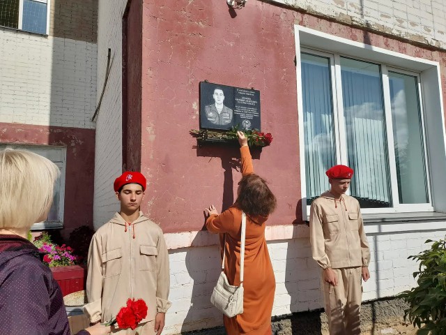 "Повесил свой сюртук на спинку стула музыкант.." ©