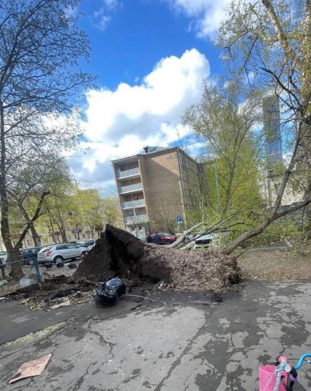 Ветер в Москве начинает шалить и разбирать дома по кусочкам. В городе начинается шторм