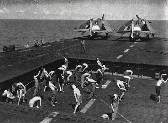 Немецкая подлодка на буксире у американского авианосца. Захват U-505
