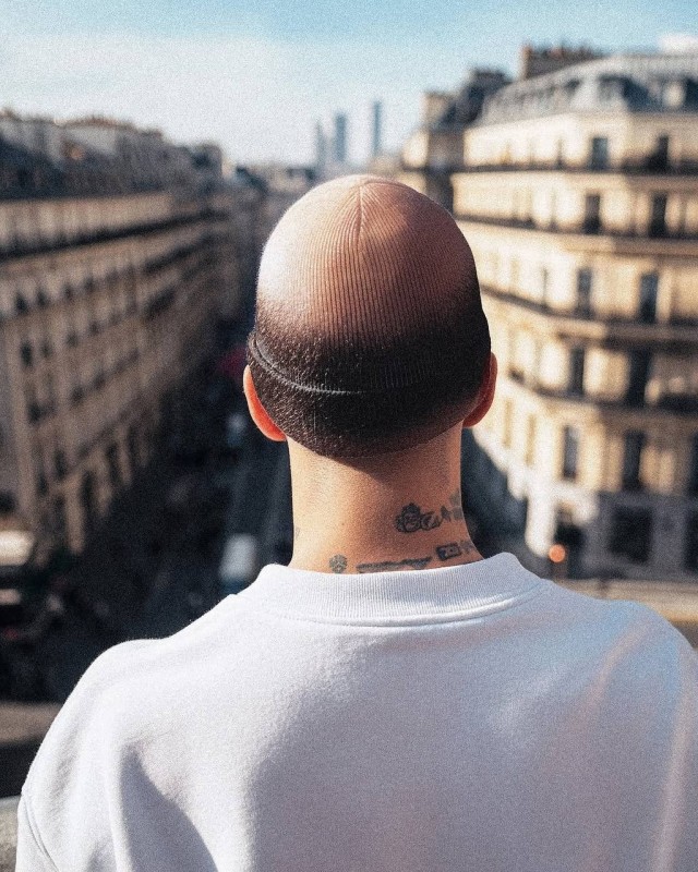 Французский дизайнер выпустил шапку с лысиной