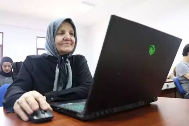 Поднимаем мотивацию: в Турции 71-летняя бабушка получила диплом младшего специалиста по графическому дизайну