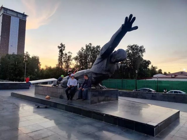 Благодаря бабам Сракам молодёжь выглядит адекватней?
