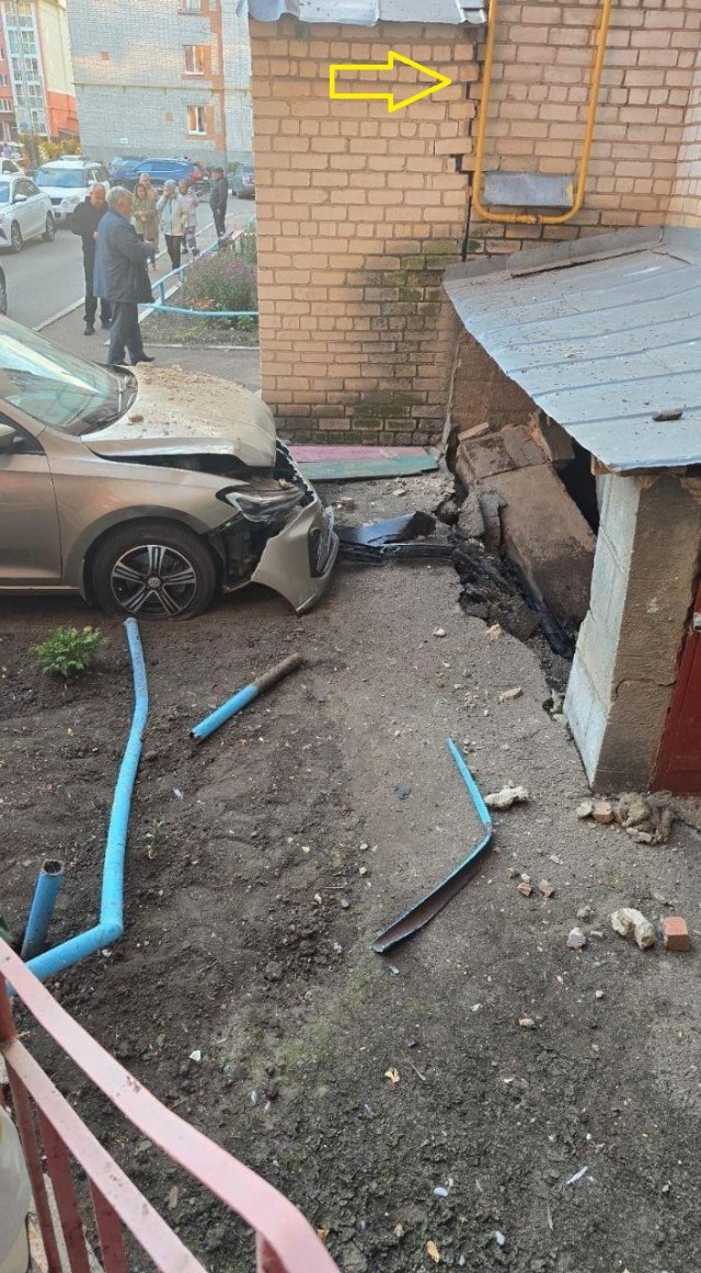 Педали попутала, научится.